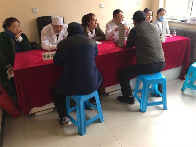 真情融入社区，，，，，义诊温暖民心