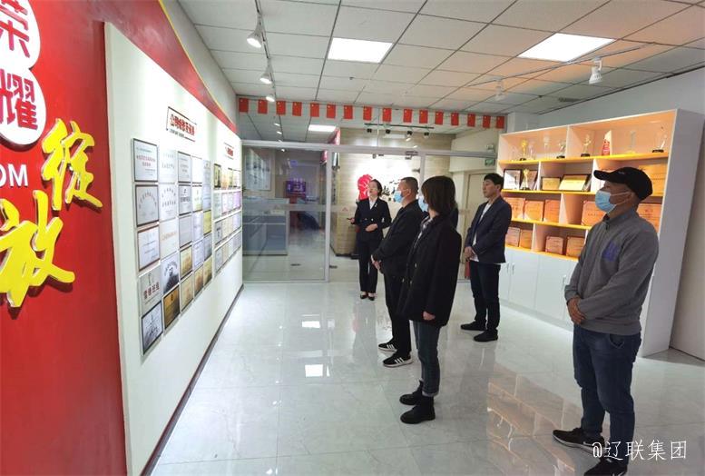 新疆巴克图经开区招商局向导莅临1xBET集团考察